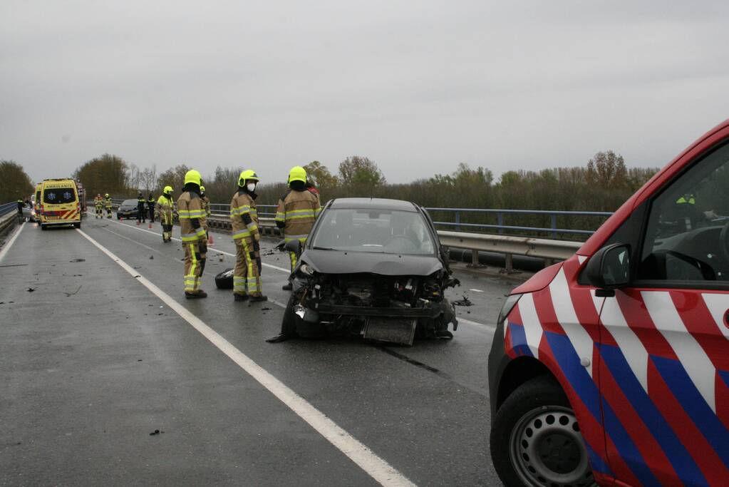 Twee gewonden na ernstig ongeval op brug