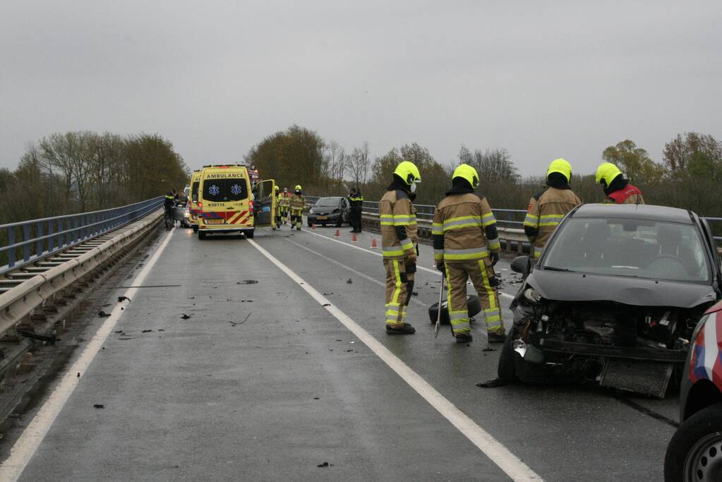 Twee gewonden na ernstig ongeval op brug
