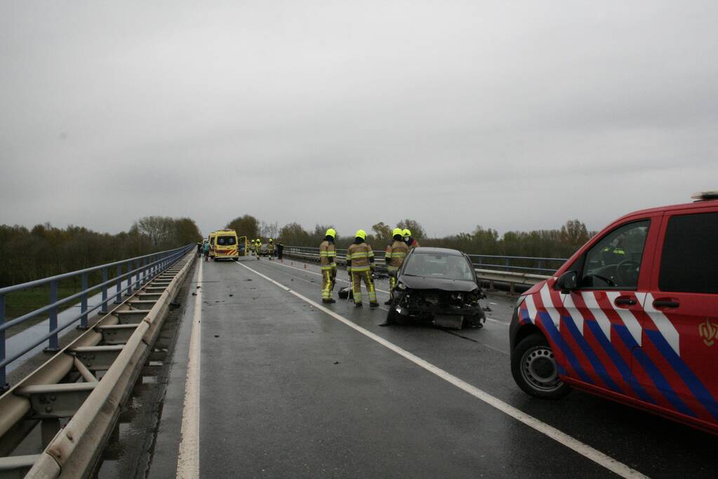 Twee gewonden na ernstig ongeval op brug