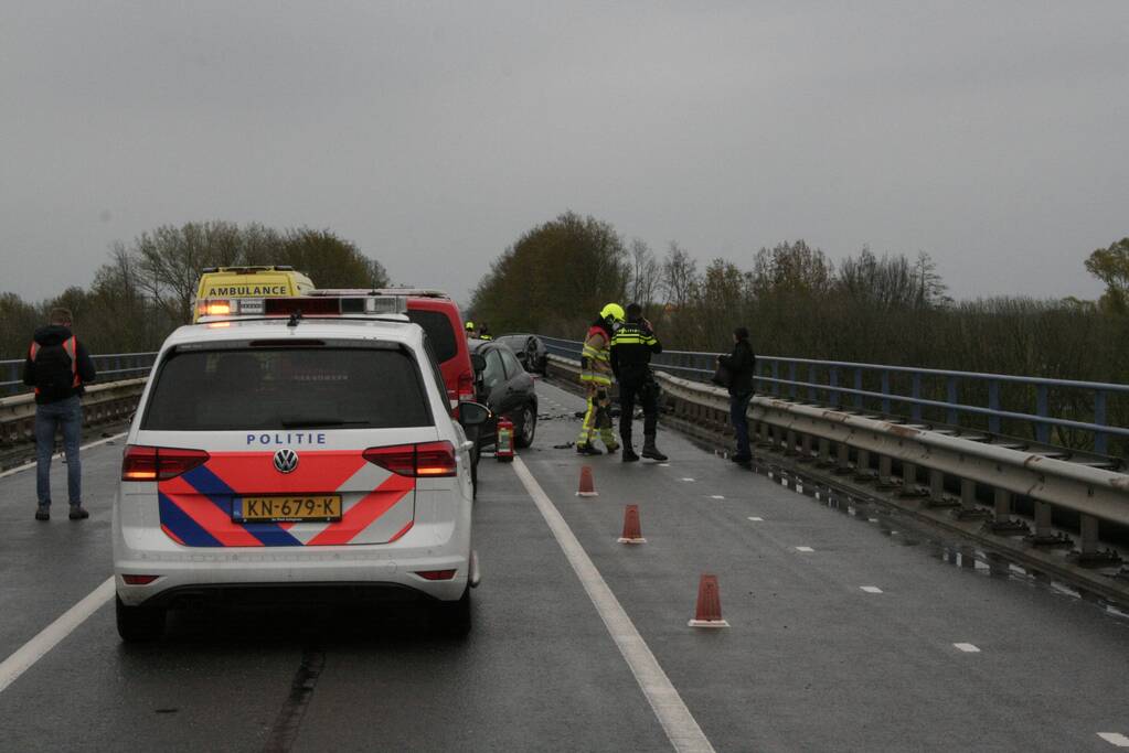 Twee gewonden na ernstig ongeval op brug