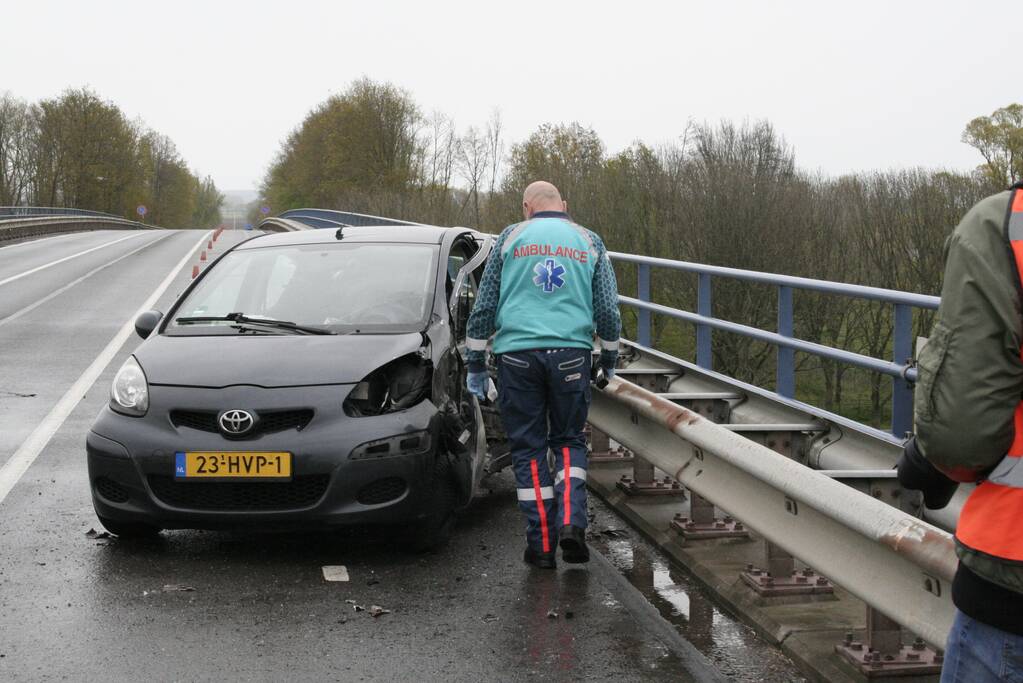 Twee gewonden na ernstig ongeval op brug