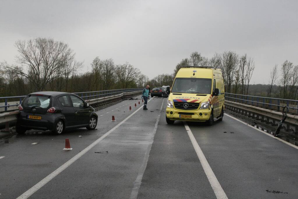 Twee gewonden na ernstig ongeval op brug