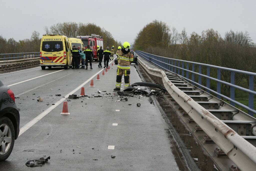 Twee gewonden na ernstig ongeval op brug