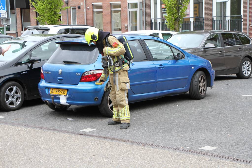 Omgeving ontruimd na lekkage in auto