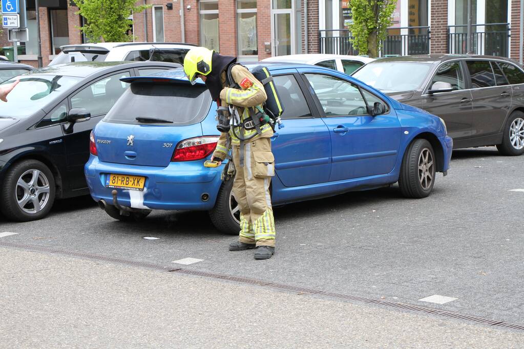 Omgeving ontruimd na lekkage in auto