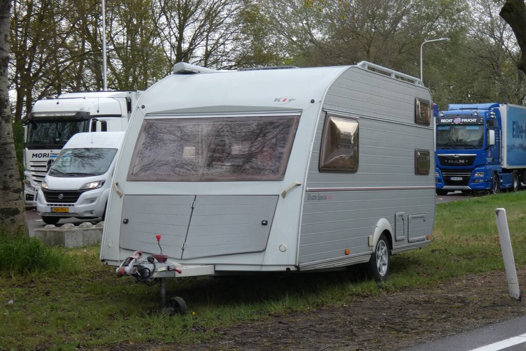 Brandweer blust brand in motorcompartiment van personenauto