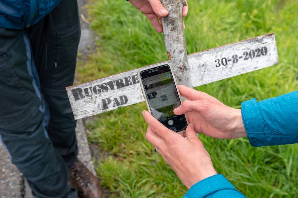 Kruizen langs weg voor doodgereden dieren