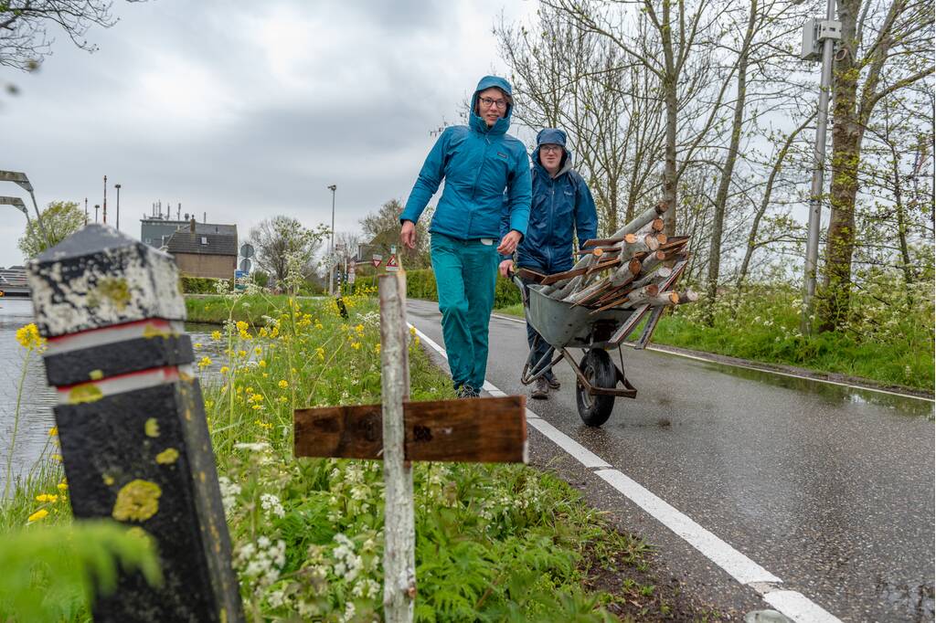 Kruizen langs weg voor doodgereden dieren