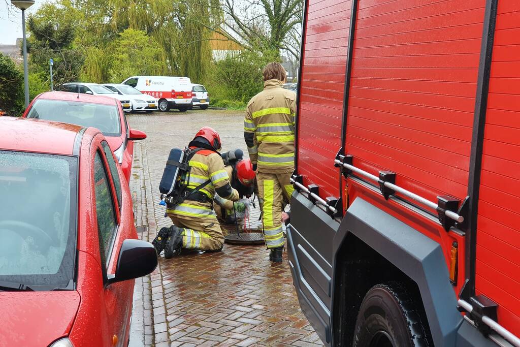 Brandweer doet groot onderzoek door vreemde lucht in riool