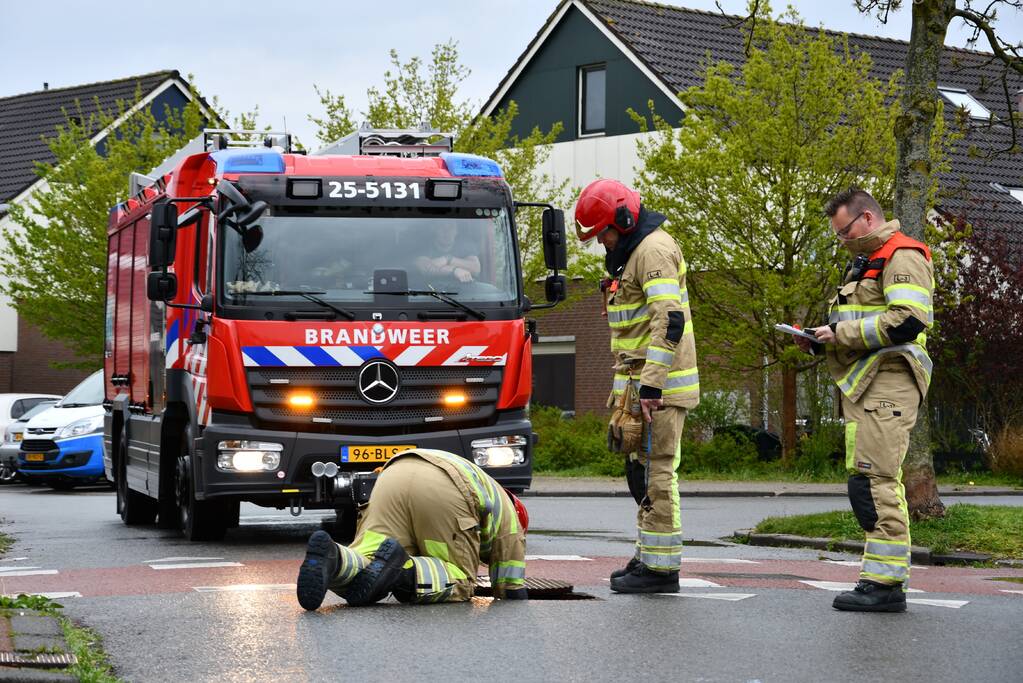 Brandweer doet groot onderzoek door vreemde lucht in riool