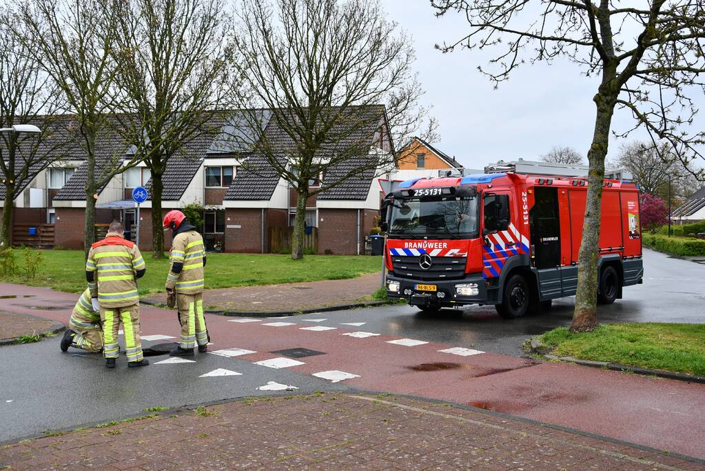 Brandweer doet groot onderzoek door vreemde lucht in riool