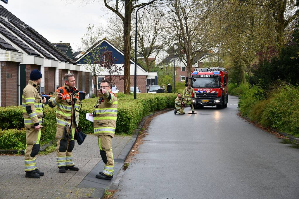 Brandweer doet groot onderzoek door vreemde lucht in riool