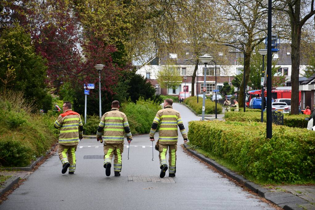 Brandweer doet groot onderzoek door vreemde lucht in riool