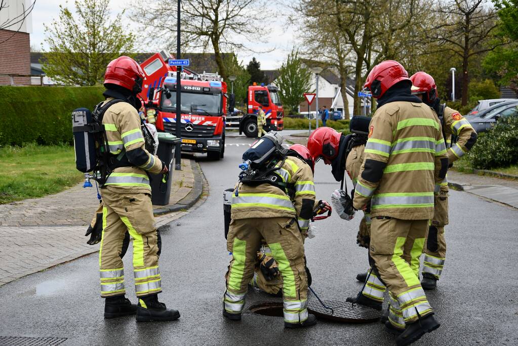 Brandweer doet groot onderzoek door vreemde lucht in riool