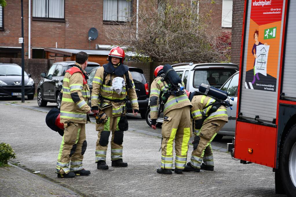 Brandweer doet groot onderzoek door vreemde lucht in riool