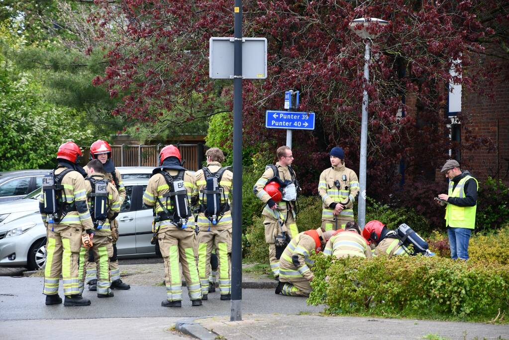 Brandweer doet groot onderzoek door vreemde lucht in riool