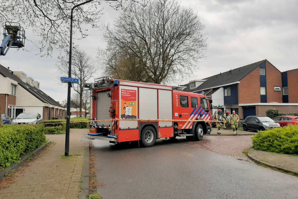 Brandweer doet groot onderzoek door vreemde lucht in riool
