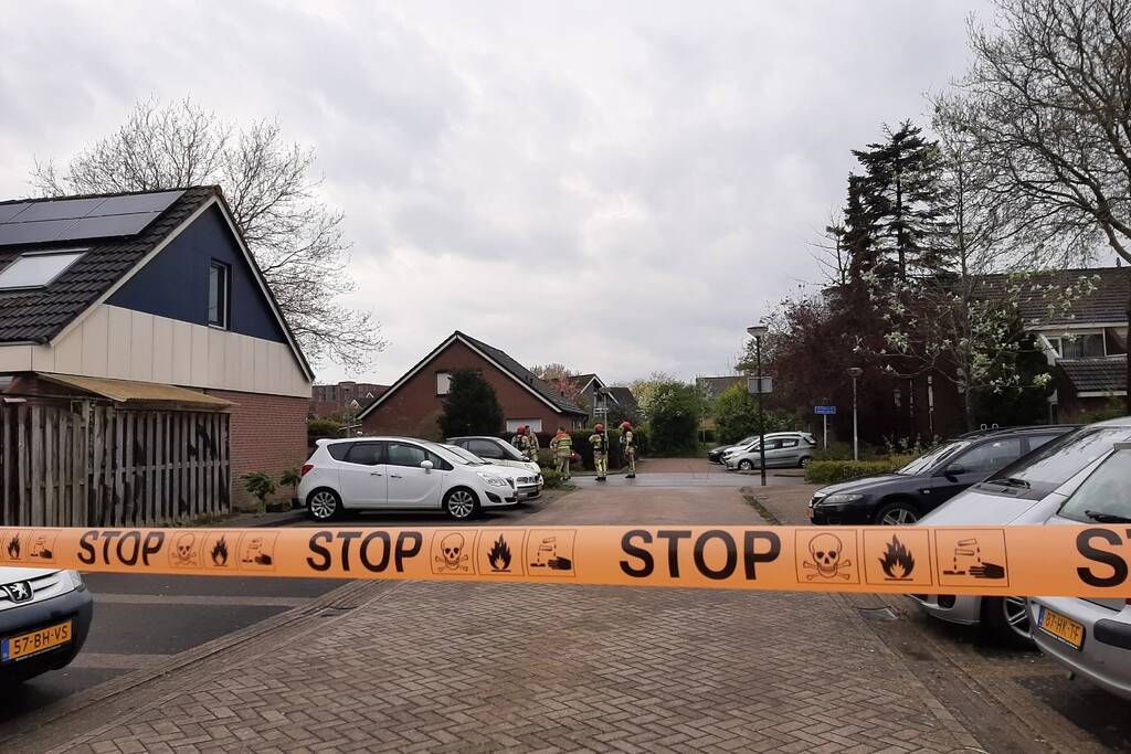 Brandweer doet groot onderzoek door vreemde lucht in riool