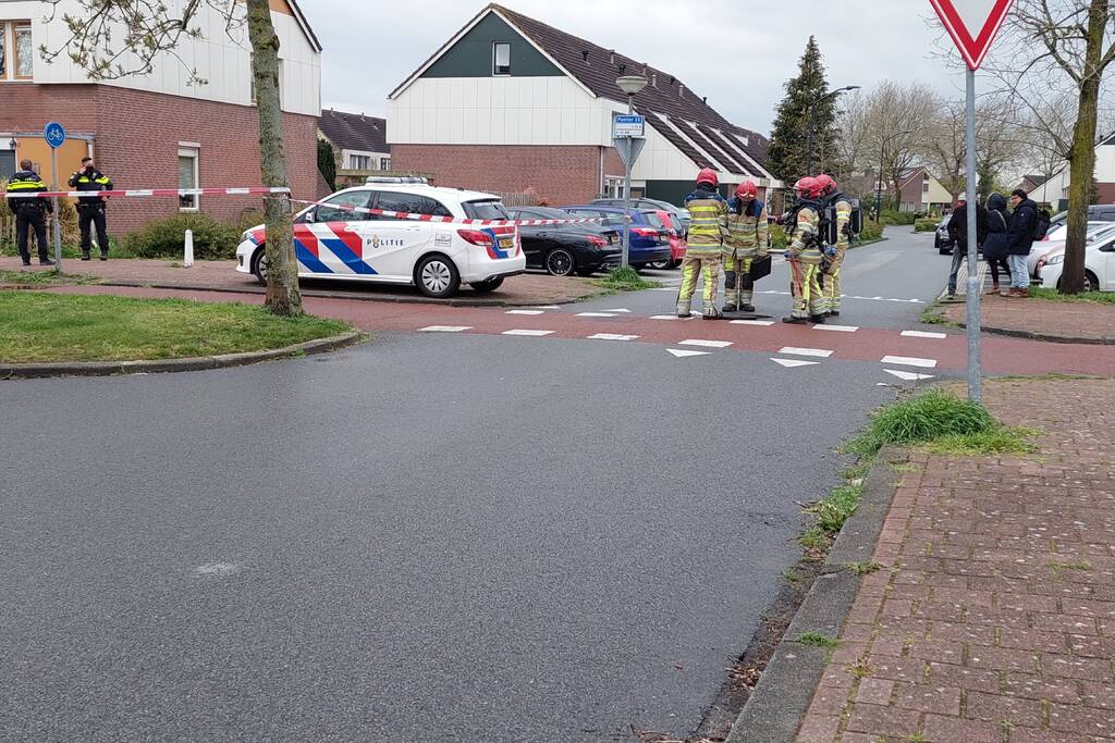 Brandweer doet groot onderzoek door vreemde lucht in riool