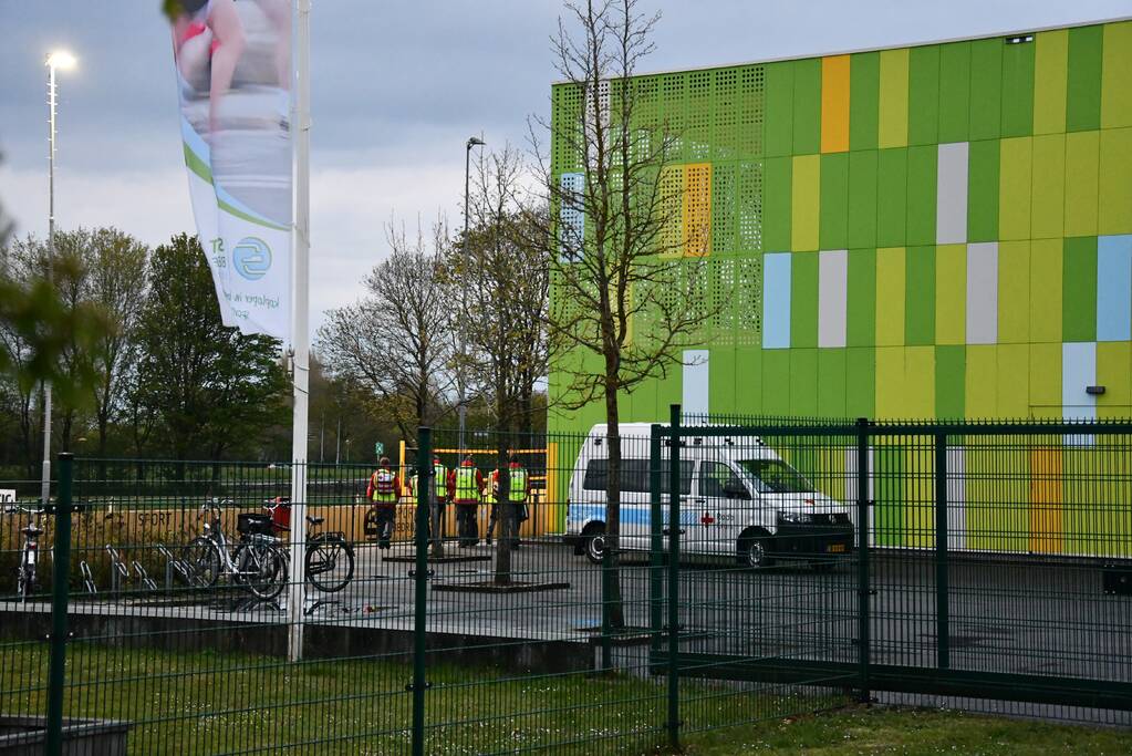 Brandweer doet groot onderzoek door vreemde lucht in riool