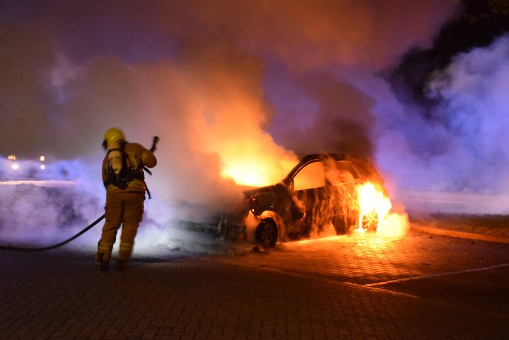 Personenauto volledig uitgebrand op parkeerplaats