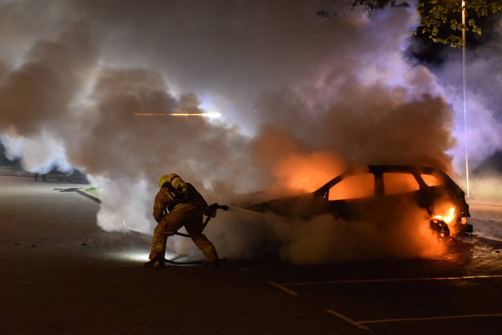 Personenauto volledig uitgebrand op parkeerplaats