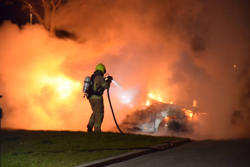 Personenauto volledig uitgebrand op parkeerplaats