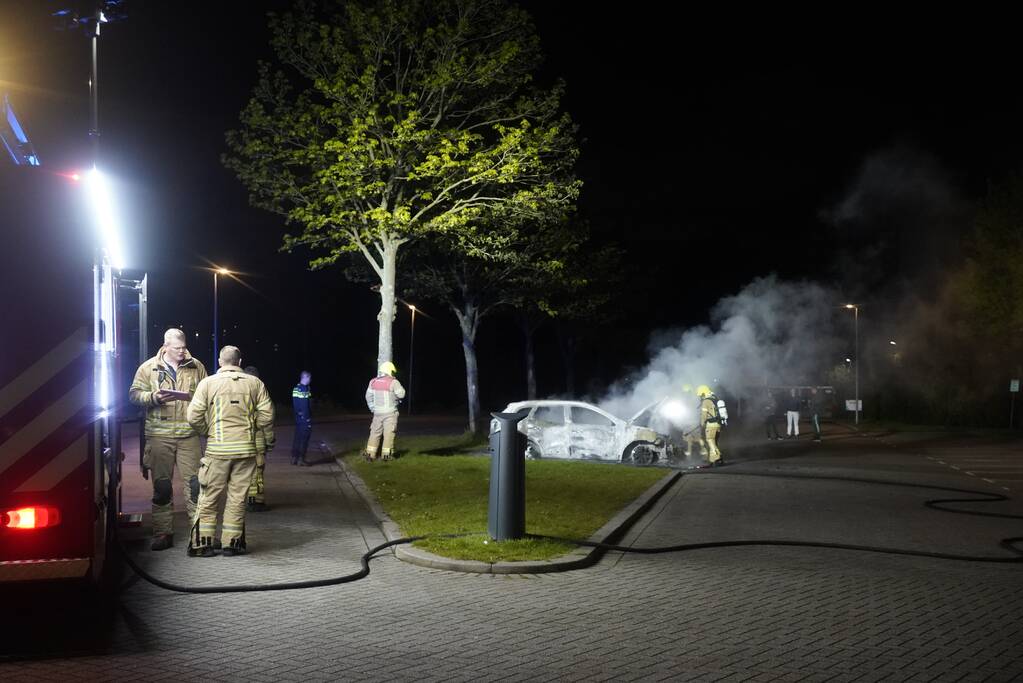 Personenauto volledig uitgebrand op parkeerplaats