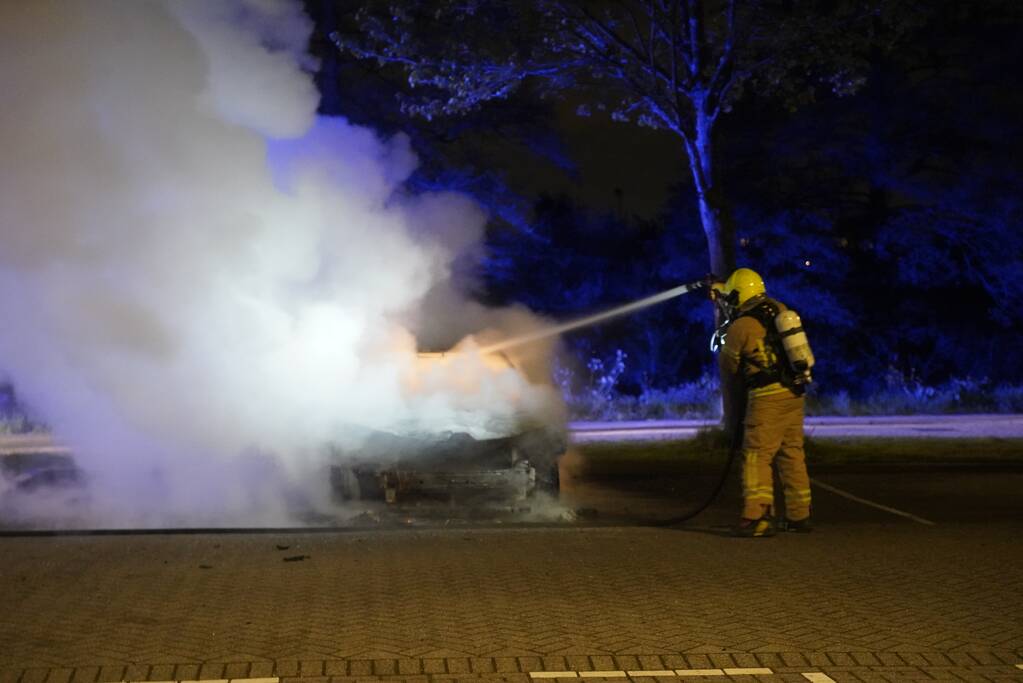 Personenauto volledig uitgebrand op parkeerplaats
