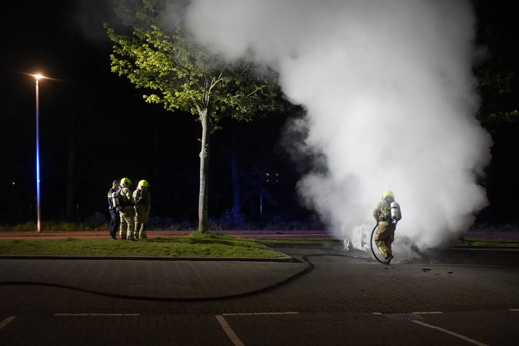 Personenauto volledig uitgebrand op parkeerplaats