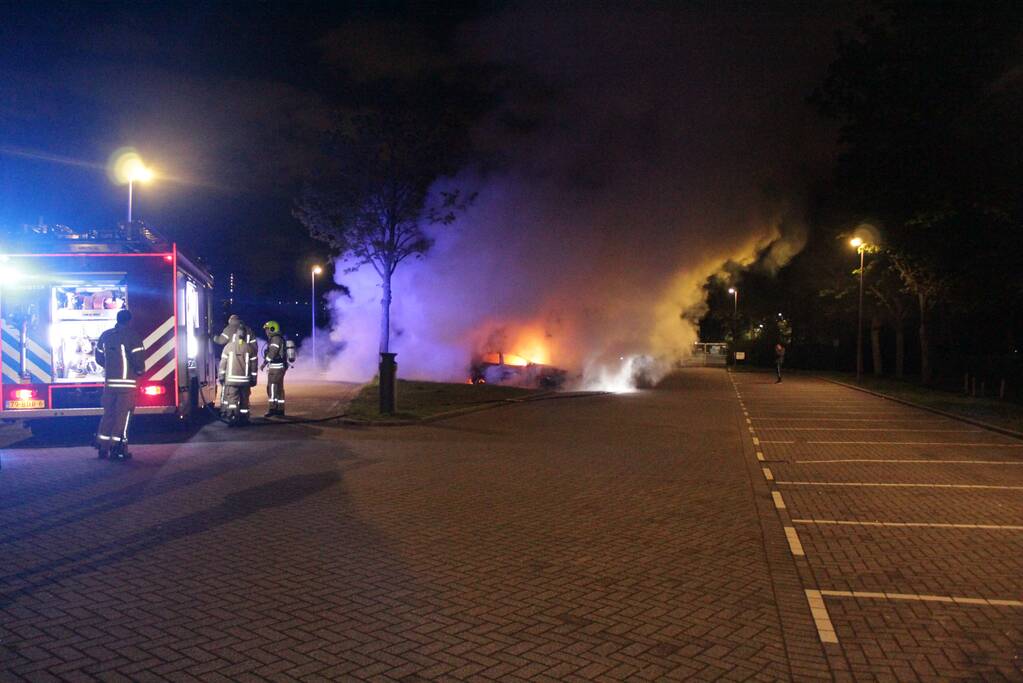 Personenauto volledig uitgebrand op parkeerplaats