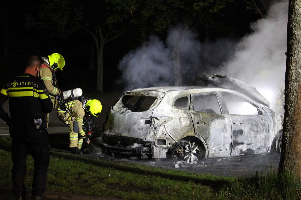 Personenauto volledig uitgebrand op parkeerplaats