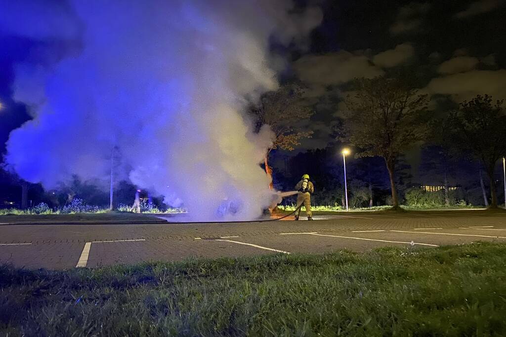 Personenauto volledig uitgebrand op parkeerplaats