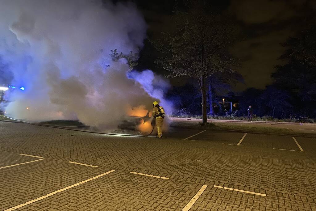 Personenauto volledig uitgebrand op parkeerplaats