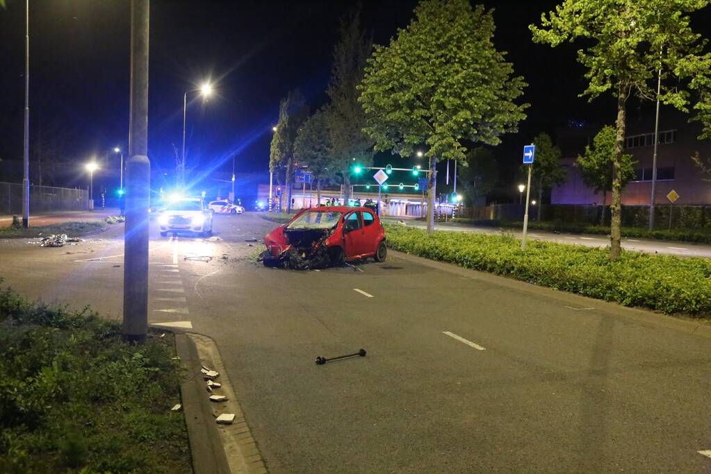 Automobilist knalt op boom na wilde politieachtervolging