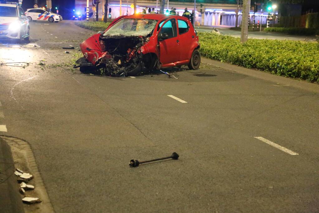 Automobilist knalt op boom na wilde politieachtervolging