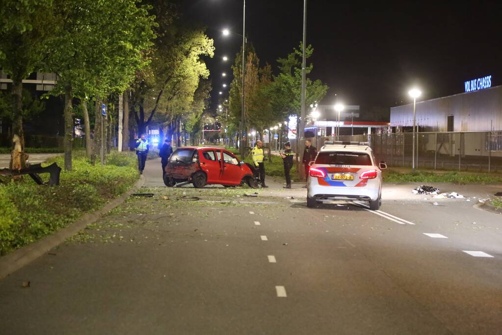 Automobilist knalt op boom na wilde politieachtervolging