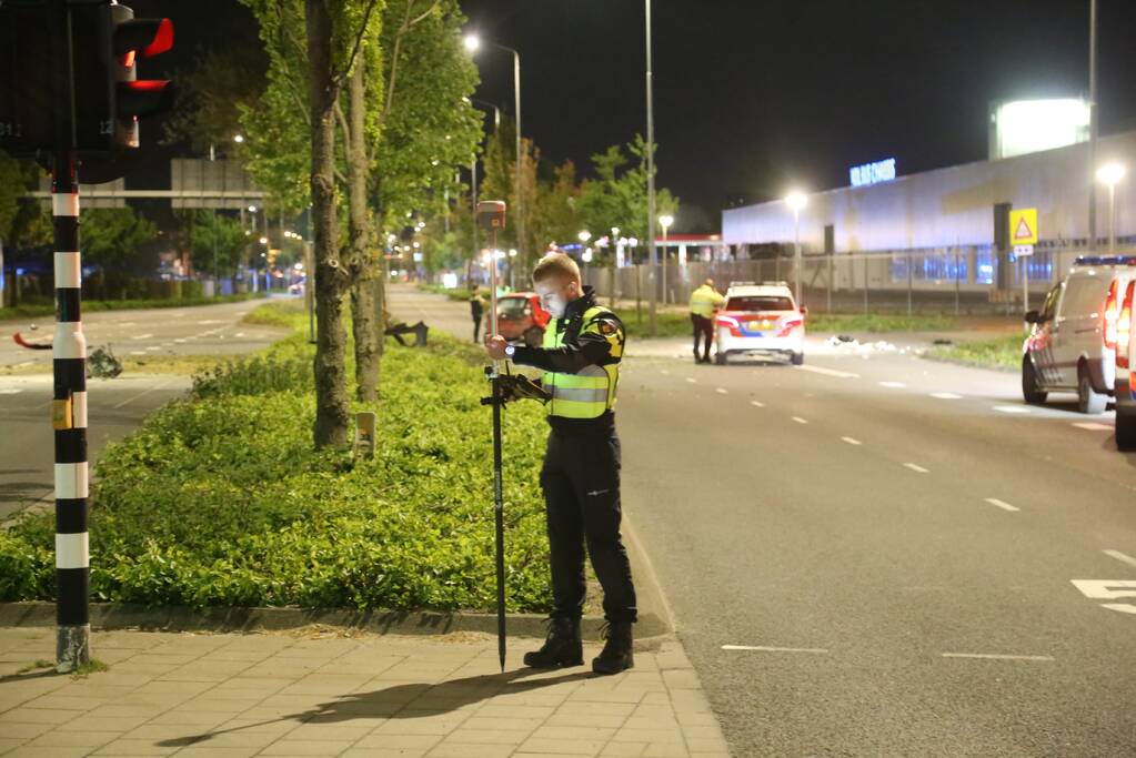 Automobilist knalt op boom na wilde politieachtervolging