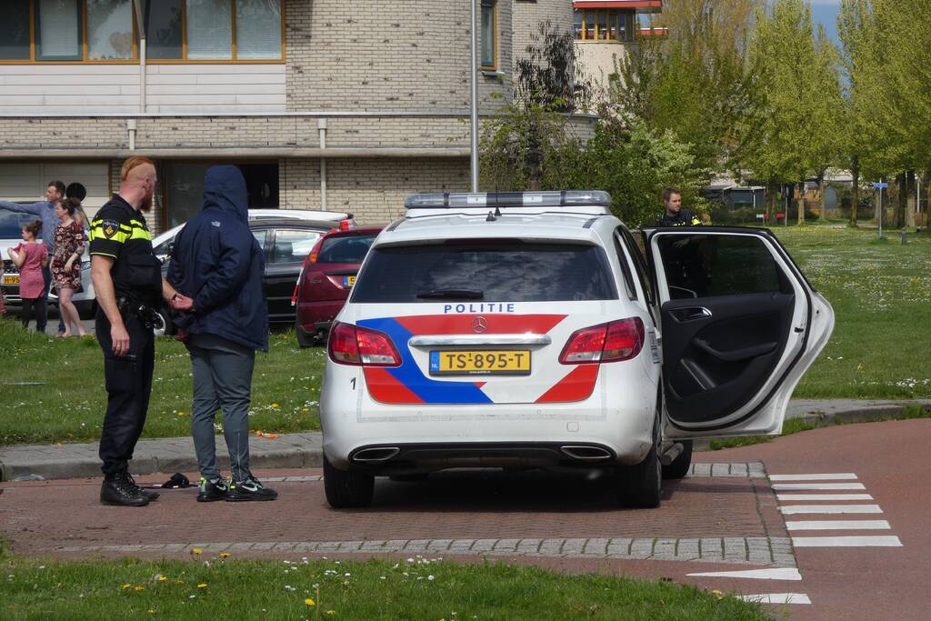 Personenauto raakt door achtervolging in slip en ramt lantarenpalen en verkeersborden