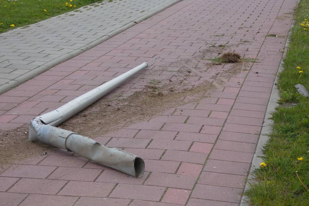 Personenauto raakt door achtervolging in slip en ramt lantarenpalen en verkeersborden