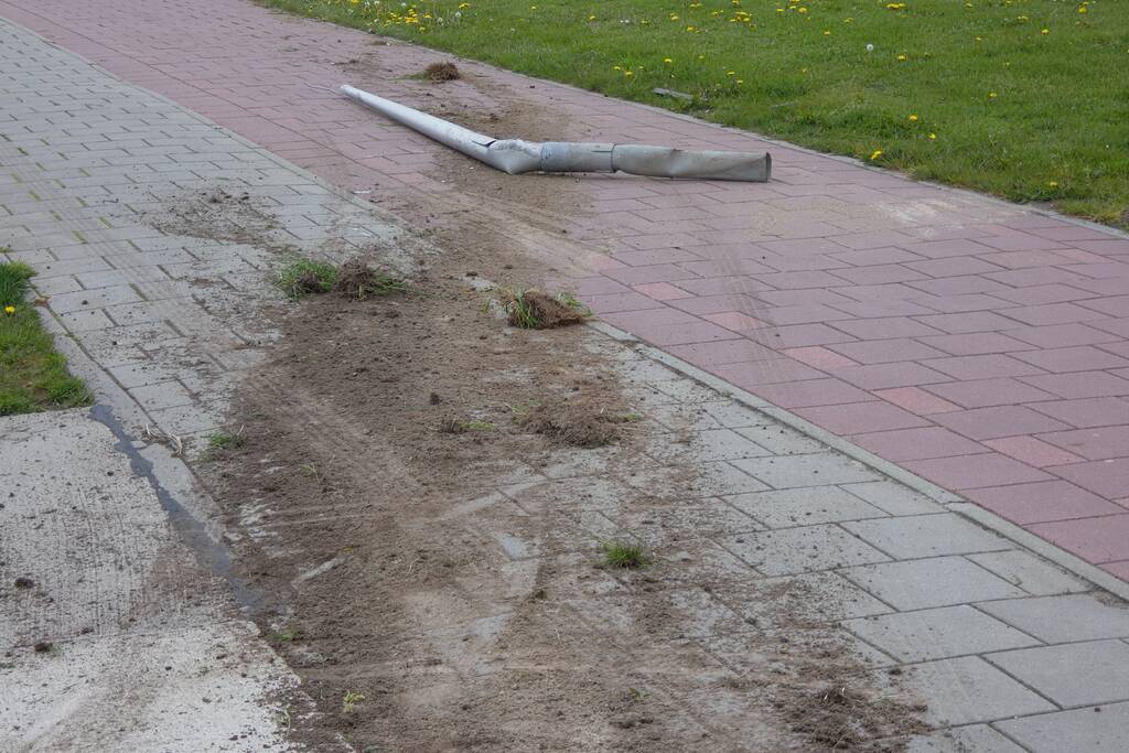 Personenauto raakt door achtervolging in slip en ramt lantarenpalen en verkeersborden