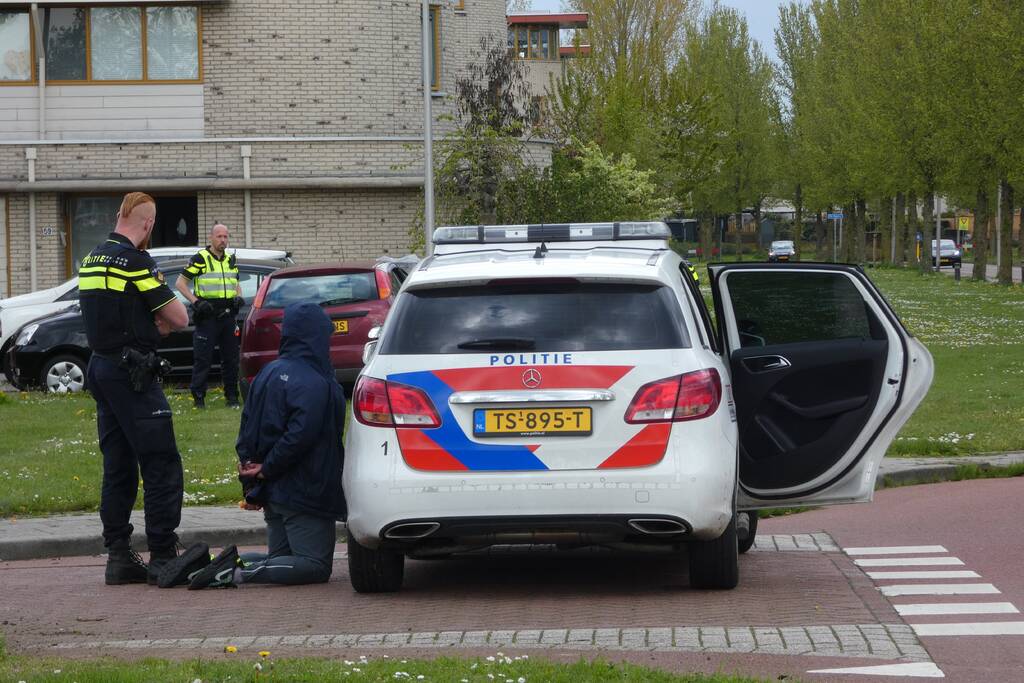 Personenauto raakt door achtervolging in slip en ramt lantarenpalen en verkeersborden