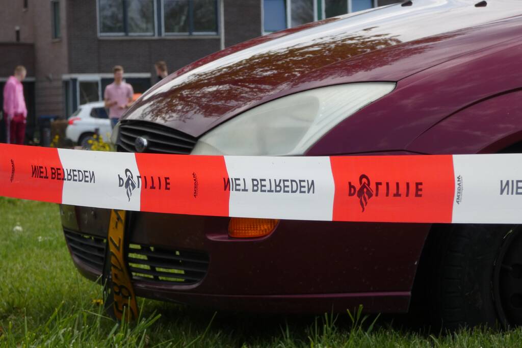 Personenauto raakt door achtervolging in slip en ramt lantarenpalen en verkeersborden