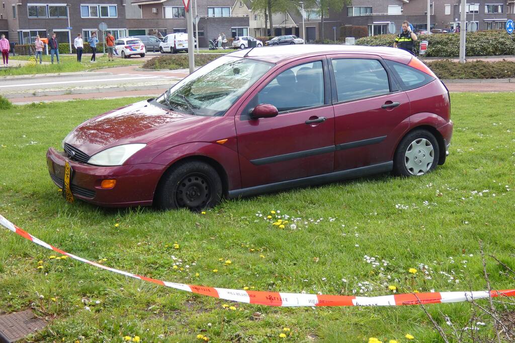 Personenauto raakt door achtervolging in slip en ramt lantarenpalen en verkeersborden