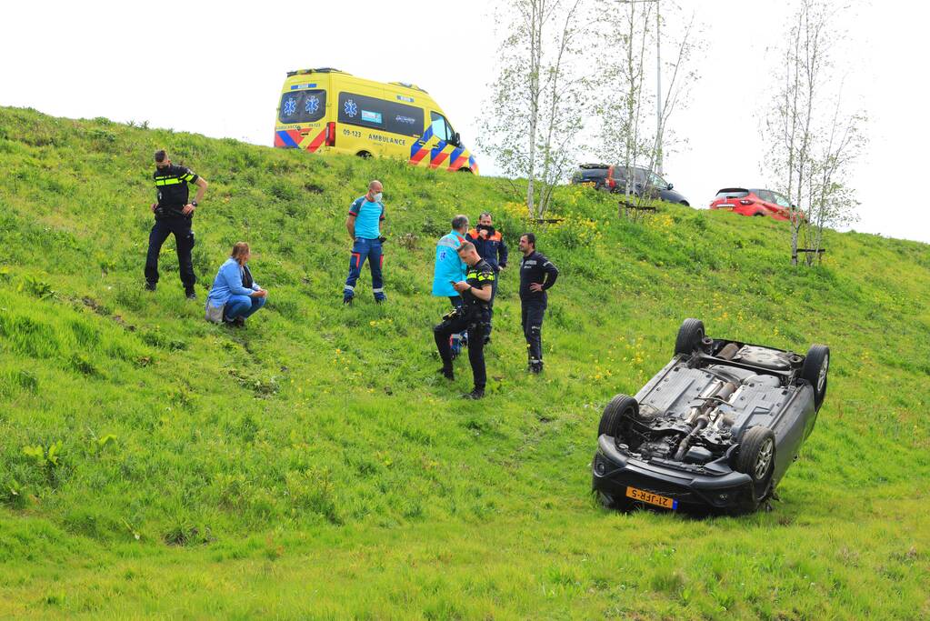 Personenauto raakt van weg en belandt ondersteboven