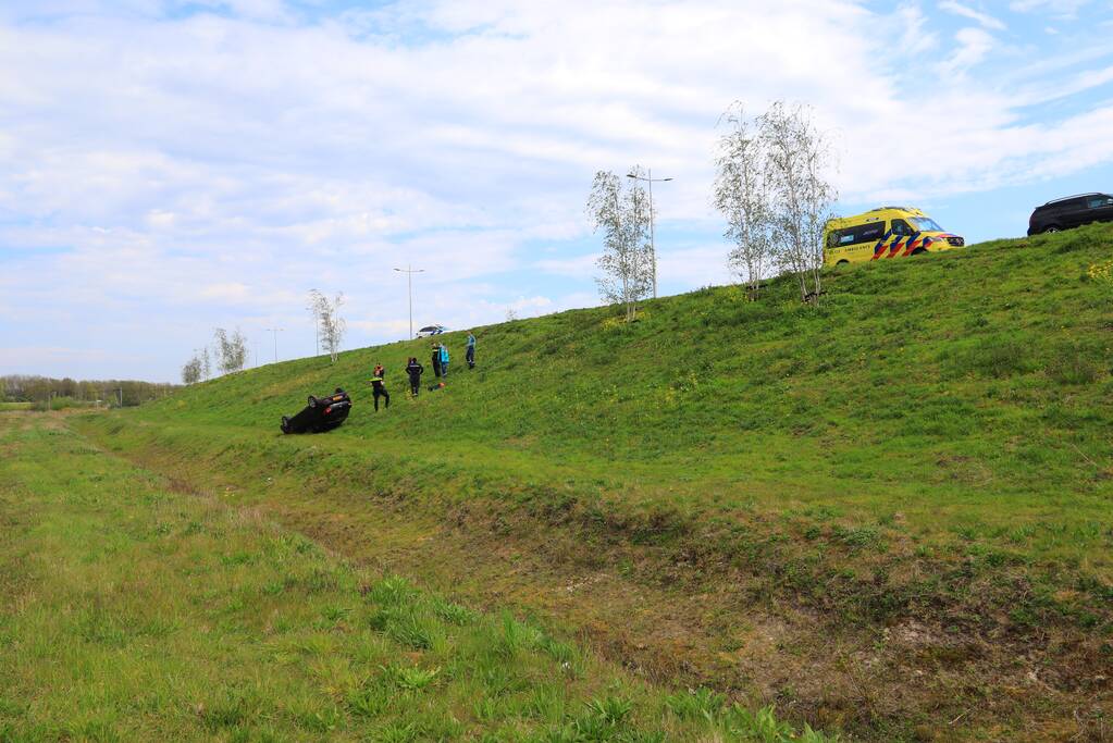 Personenauto raakt van weg en belandt ondersteboven