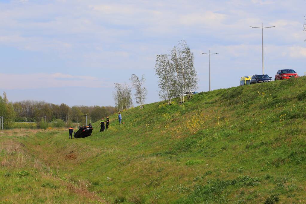 Personenauto raakt van weg en belandt ondersteboven