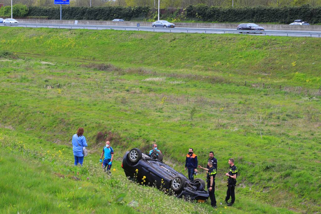 Personenauto raakt van weg en belandt ondersteboven