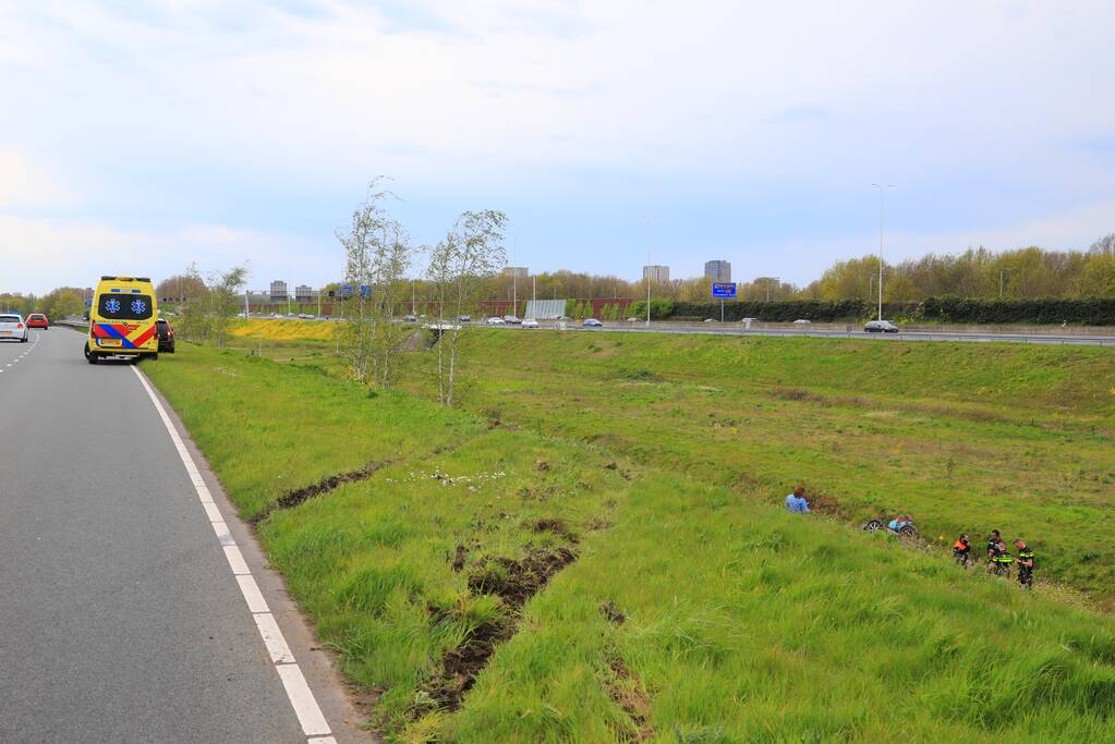 Personenauto raakt van weg en belandt ondersteboven