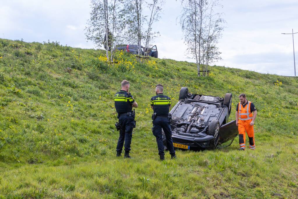 Personenauto raakt van weg en belandt ondersteboven